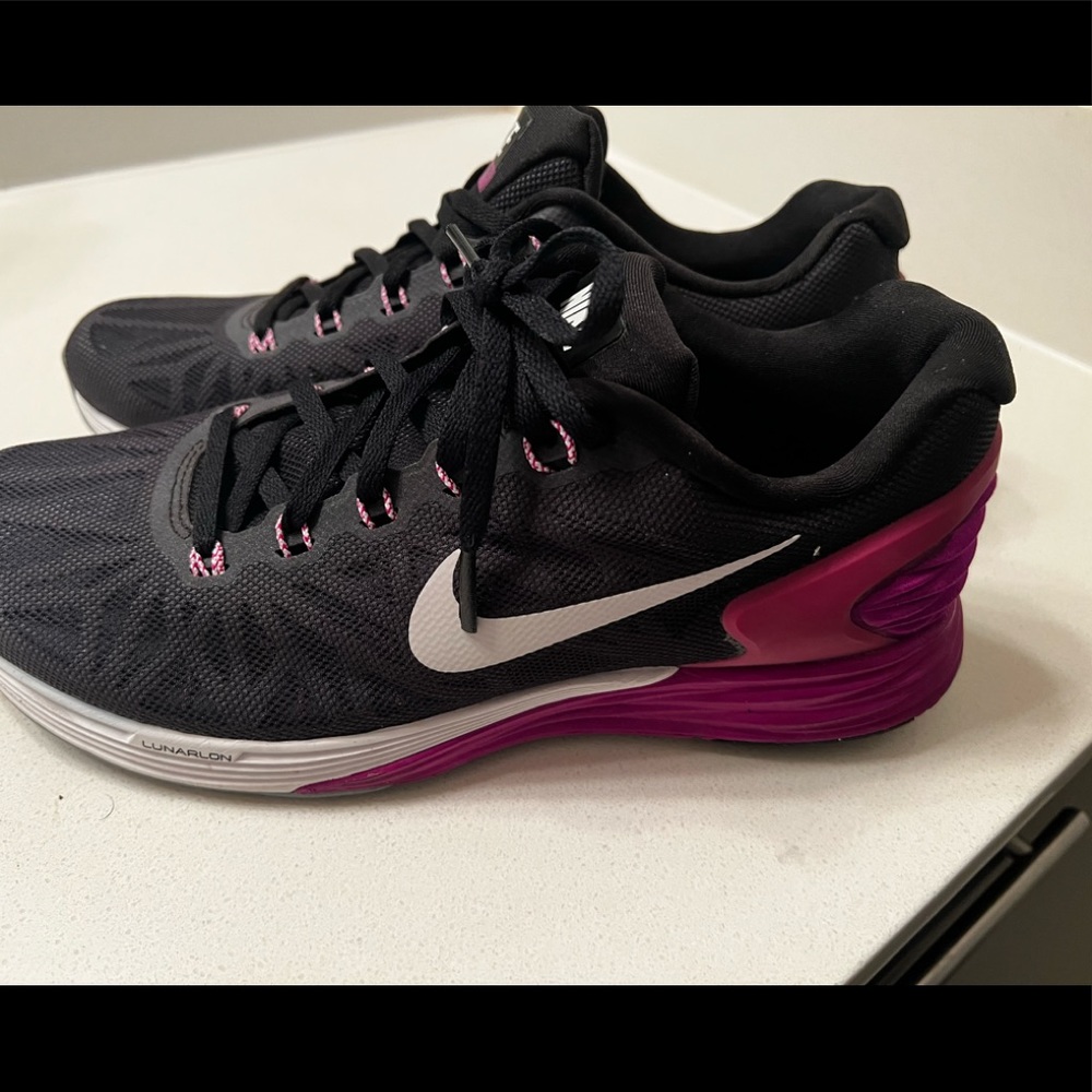 Nike Women’s Shoe! Size 9